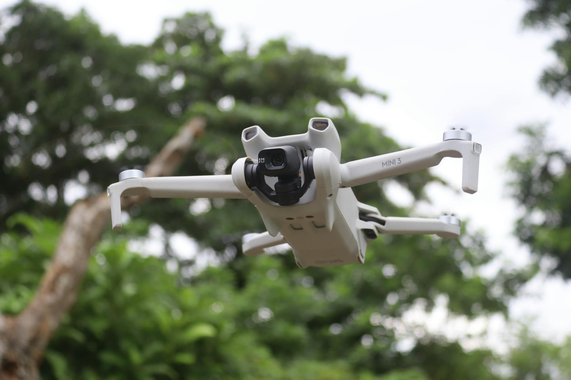 Drone profesional untuk sewa di Surabaya, cocok untuk foto udara, video sinematik, dan pemetaan wilayah.