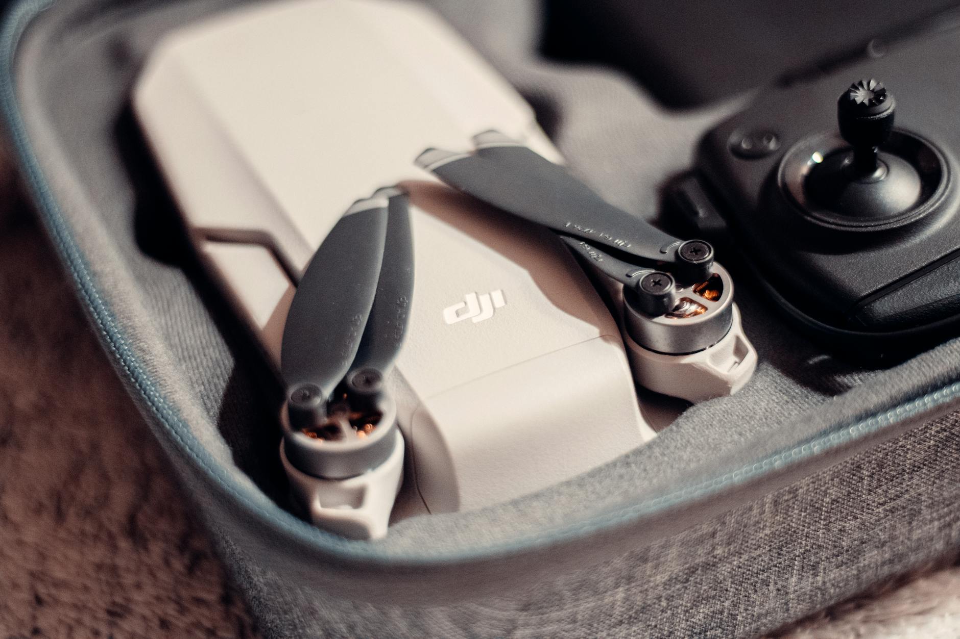 Gambar menampilkan spesifikasi lengkap drone pemetaan: kamera 48 MP, GPS RTK, waktu terbang 45 menit, payload 2 kg.