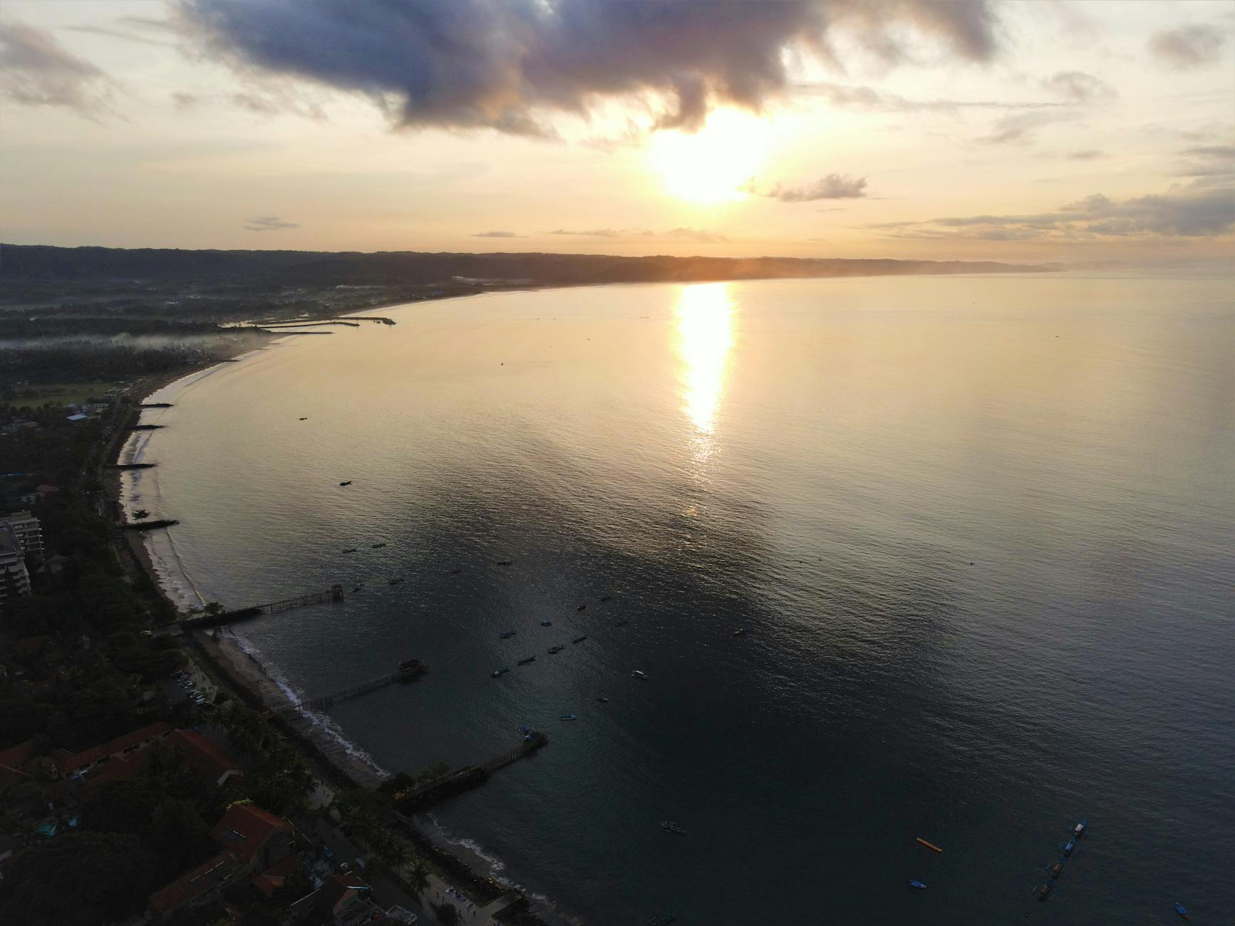 Jasa sewa drone profesional Jawa Barat untuk dokumentasi udara, survei, dan event dengan harga terjangkau.