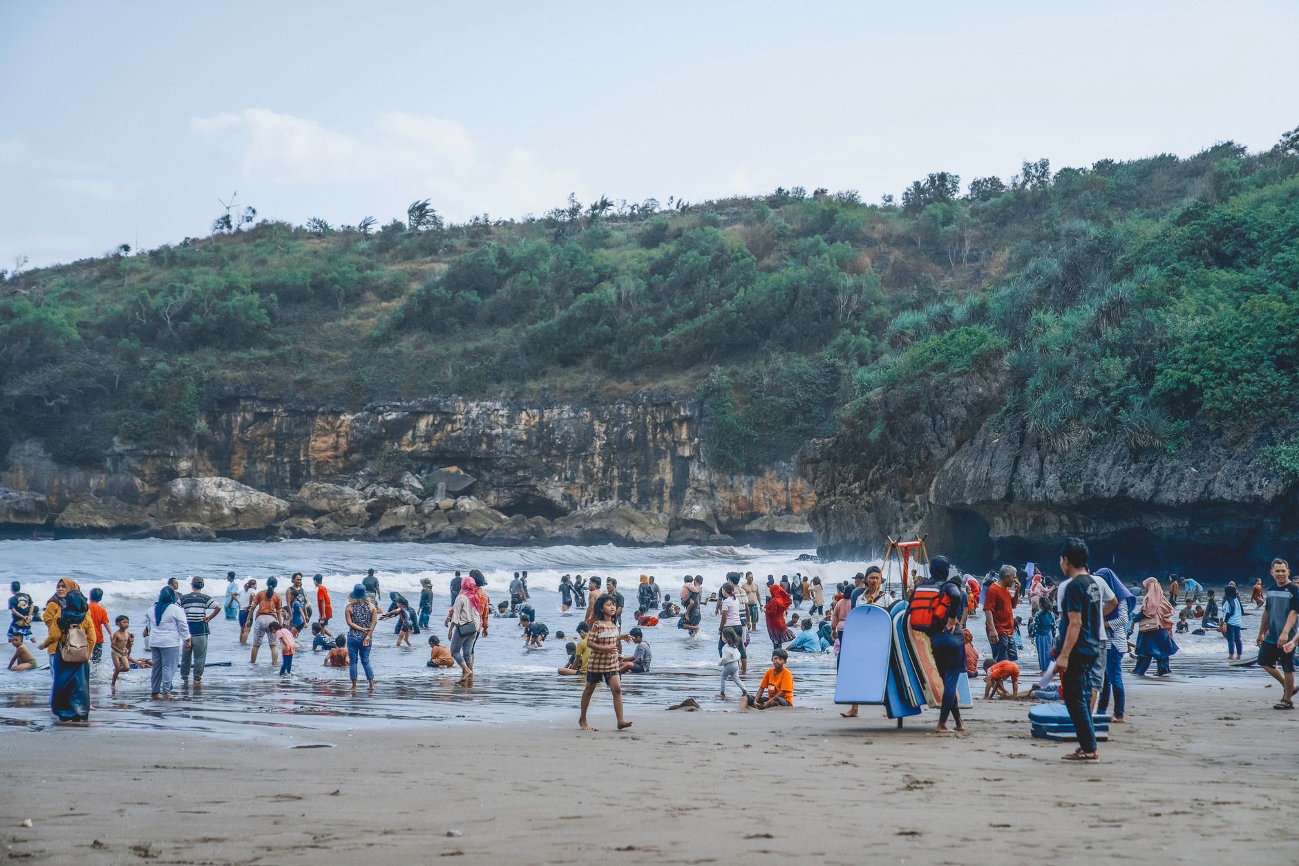 Drone profesional disewakan di Yogyakarta, harga terjangkau untuk berbagai kebutuhan aerial fotografi dan videografi.