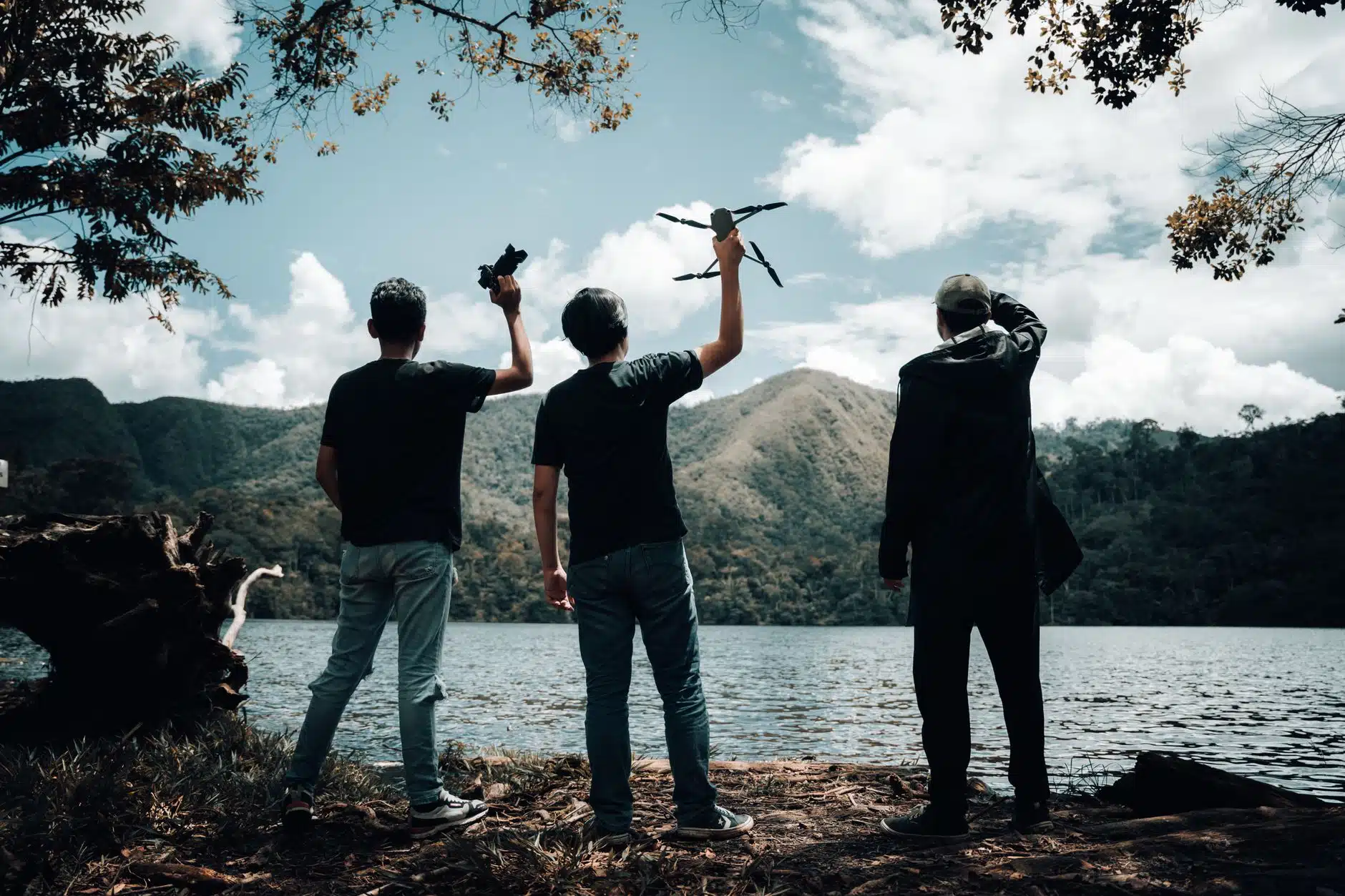 Drone canggih lakukan pemetaan udara detail wilayah Yogyakarta, optimalkan data geospasial presisi.