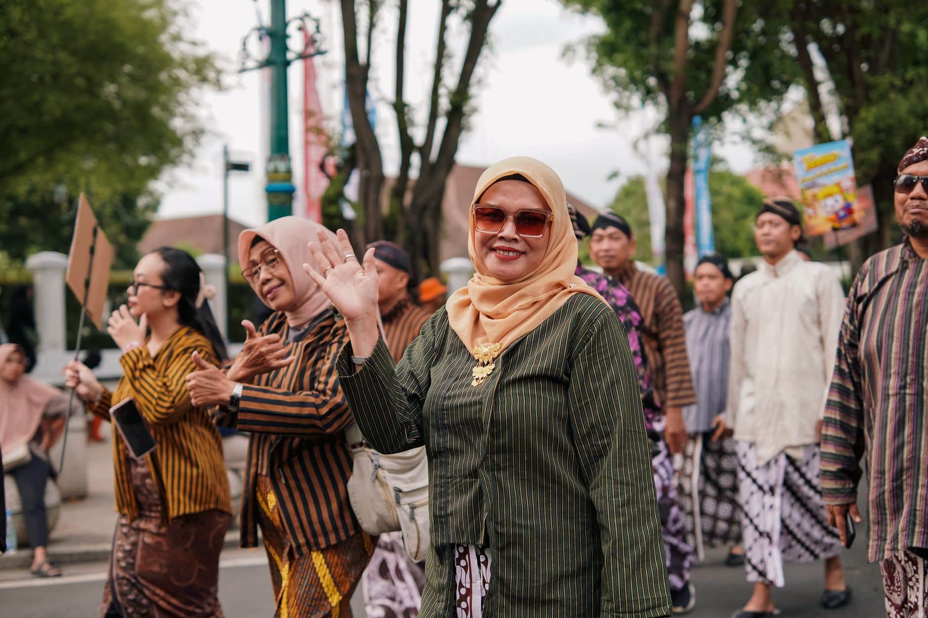 Drone canggih melakukan pemetaan detail area Yogyakarta untuk keperluan survei dan perencanaan kota.