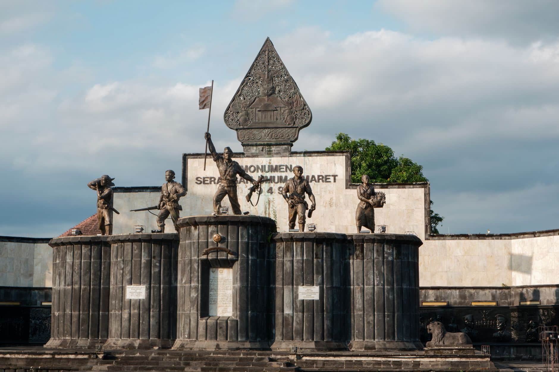 Drone canggih melakukan pemetaan detail wilayah Yogyakarta dari udara untuk keperluan survei dan perencanaan kota.